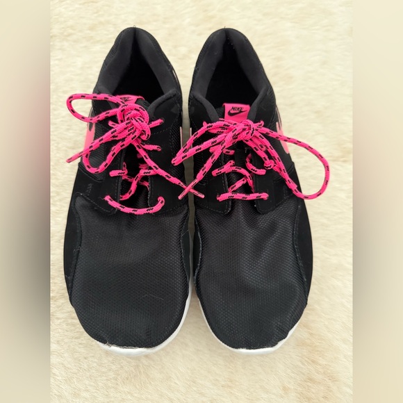 EUC Nike Tanjun sneakers/shoes pink/black youth size 6Y(fit women 7.5-8) - Picture 2 of 5